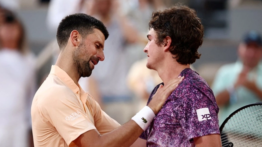 Roland Garros 2026: Joao Fonseca lội ngược dòng hạ gục Novak Djokovic