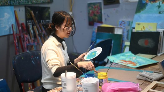 Triển lãm “Gò má em – Mảnh khói tàn”- Tiếng nói nghệ thuật của thế hệ trẻ về áp lực thành tích