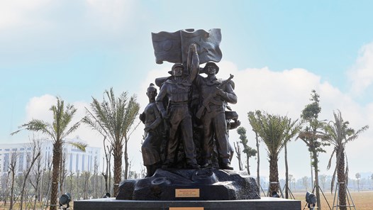 Hoàn thành trưng bày cụm tượng Tình đoàn kết hữu nghị Việt Nam - Lào 