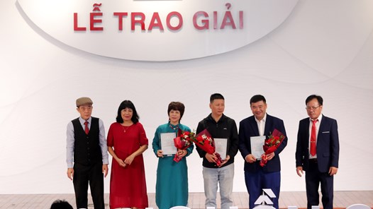 Cuộc thi thơ từ một làng quê Việt