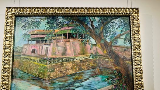 “Mộng giữa chiều hoa” – giấc mơ hội họa dịu dàng của họa sĩ Lê Trang