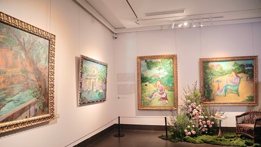 Lan tỏa giá trị di sản áo dài Việt Nam qua hội họa