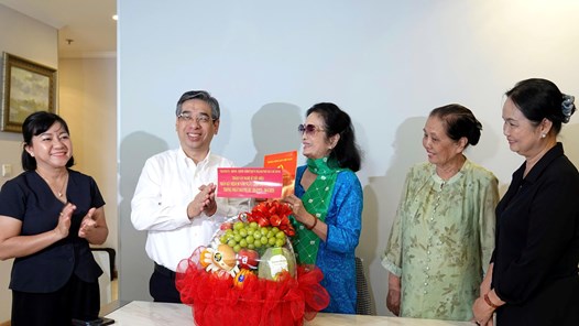 Lãnh đạo TP.HCM  thăm văn nghệ sĩ tiêu biểu