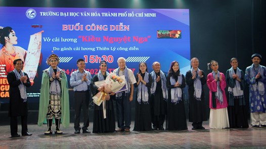 Trường đại học mời gánh cải lương về biểu diễn
