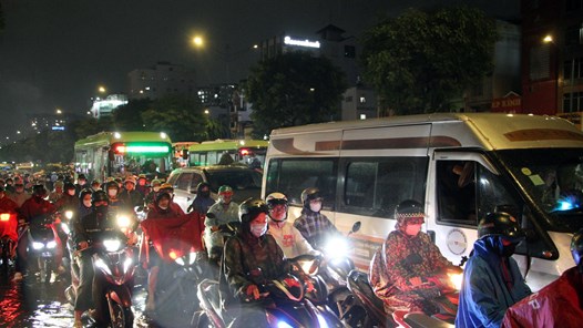 TP.HCM: Nhiều tuyến đường liên tục ngập sâu khi mưa lớn, Sở Xây dựng nói gì?