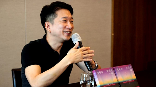 Anton Hur ra mắt tiểu thuyết viễn tưởng “Hướng tới vĩnh hằng”