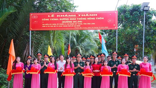 Bộ Tư lệnh TP.HCM khánh thành đường nông thôn, tặng quà cho người dân khó khăn tại Vĩnh Long
