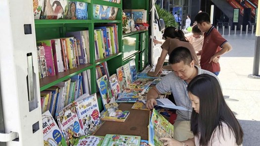 Chuyến xe “Hành trình Ánh sáng tri thức” lan toả văn hoá đọc