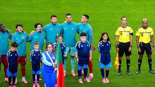 Vì sao Ronaldo luôn đứng nghiêng khi hát quốc ca? 