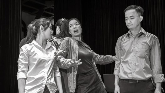Ánh sáng trên sàn tập