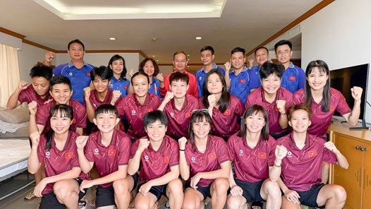 Trưởng đoàn Nguyễn Hồng Minh “tiếp lửa” tuyển futsal nữ Việt Nam 