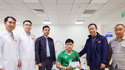 Lãnh đạo LĐBĐ Việt Nam thăm tuyển thủ futsal U16 Nguyễn Văn Lực