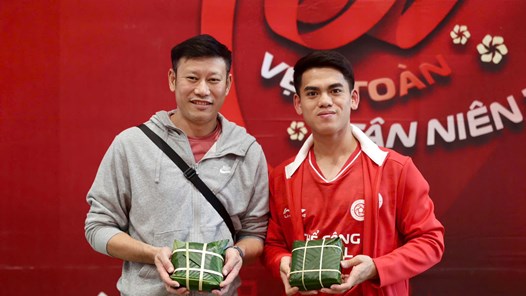 Khuất Văn Khang và các đồng đội Thể Công - Viettel gói bánh chưng đón Tết