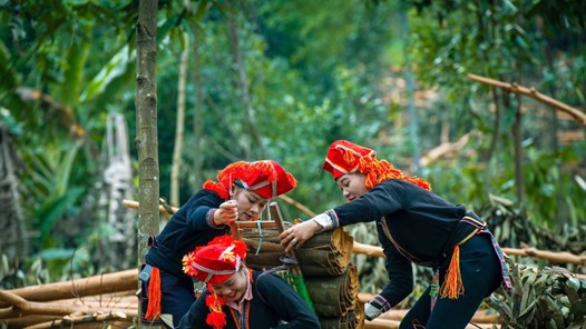 Trưng bày 56 tác phẩm văn học, nghệ thuật về văn hóa, con người Võ Lao