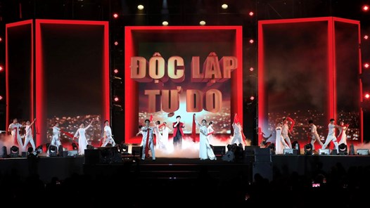 Hào hùng, sâu lắng chương trình nghệ thuật chính luận “Ánh dương“