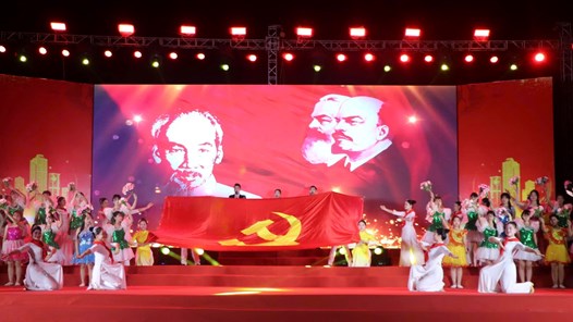 Xúc động tự hào chương trình nghệ thuật “Dâng Đảng tiếng hát mùa Xuân“