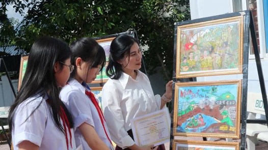 Lan tỏa tình yêu sách đến học sinh Lai Châu qua sắc màu hội họa