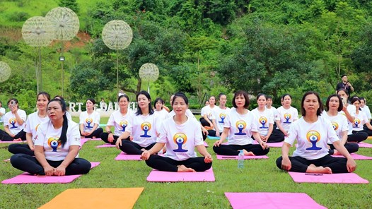 Sôi nổi hoạt động hưởng ứng Ngày Quốc tế Yoga tại cao nguyên Mộc Châu