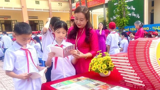 “Trang sách kể chuyện Bác Hồ” đến với học sinh Lào Cai