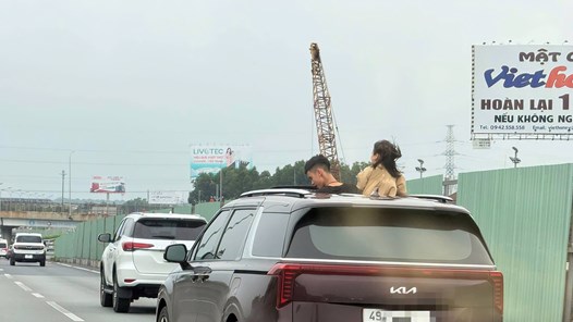 Nữ tài xế để 2 trẻ em “hóng gió” qua cửa sổ trời trên cao tốc