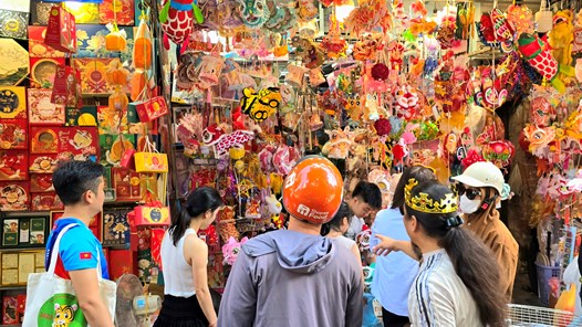  Rực rỡ sắc màu trăng Rằm trên phố Hàng Mã