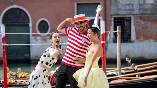 Khi Emily Cooper không còn lạc lối ở Paris