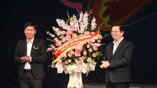 Phó Thủ tướng Mai Văn Chính dự buổi biểu diễn vở cải lương “Đế đô sóng cả”