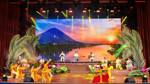 Đoàn Nghệ thuật Cải lương Vàm Cỏ mang âm hưởng phương Nam đến “Cuộc thi Độc tấu, Hòa tấu nhạc cụ dân tộc toàn quốc”