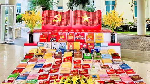 Trưng bày tài nguyên thông tin, giới thiệu sách chào mừng Đại hội lần thứ XIV của Đảng 