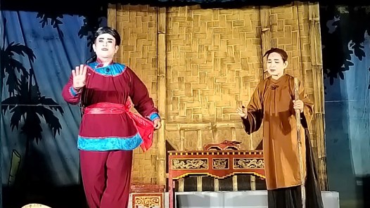 Đông đảo khán giả đến xem vở tuồng “Thoại Khanh-Châu Tuấn” 