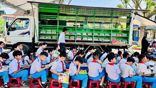 Những chuyến xe mang tri thức đến sân trường 