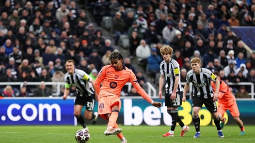 Champions League rạng sáng nay: Bayern thắng “hủy diệt”, Barca thoát thua phút cuối 