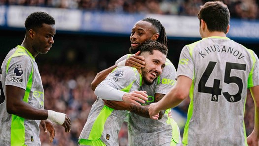 Man City “huỷ diệt” Chelsea, phả hơi nóng cuộc đua vô địch