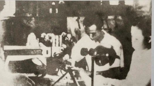  Đài Tiếng nói Việt Nam phát chương trình đầu tiên (1945)