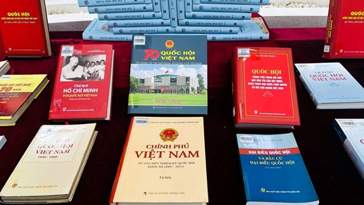 Trưng bày 300 tư liệu sách, báo về Quốc hội Việt Nam trong tiến trình đổi mới