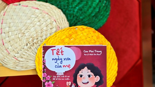 Những vần thơ nhỏ gợi lại Tết sum vầy qua ký ức của một thế hệ