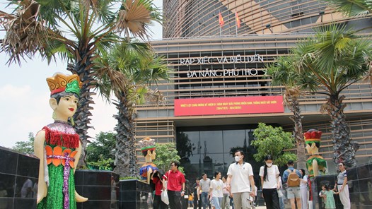 Khán giả kín Rạp Xiếc và Biểu diễn đa năng Phú Thọ trong suất diễn đầu tiên sáng 30.4