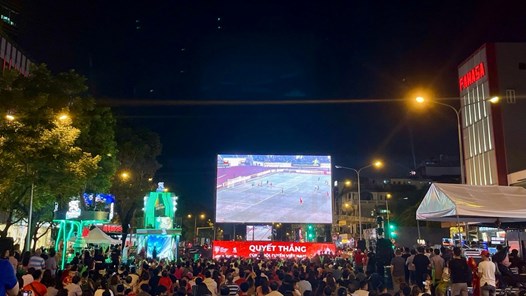 Người dân TP.HCM xem và cổ vũ U23 Việt Nam thi đấu U23 Trung Quốc tại phố đi bộ Nguyễn Huệ