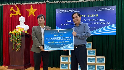 Nhà xuất bản Giáo dục Việt Nam trao tặng sách giáo khoa cho học sinh vùng lũ tỉnh Gia Lai