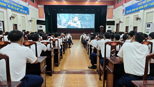 Vùng Cảnh sát biển 2 giáo dục truyền thống qua tác phẩm điện ảnh “Mưa đỏ”