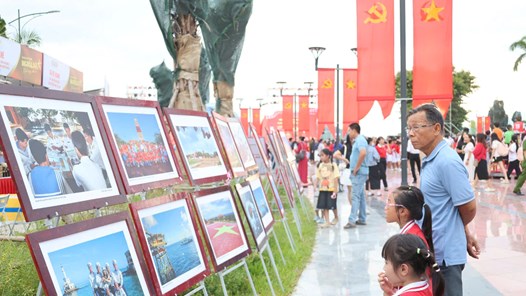 Trưng bày ảnh “Hoàng Sa - Trường Sa trong lòng Quảng Ngãi”