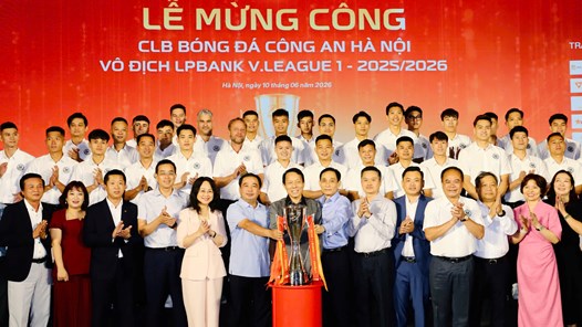 CLB Công an Hà Nội mừng công ngôi vô địch LPBank V.League