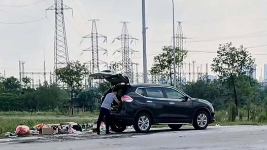 Công an làm việc với người đàn ông lái ô tô bỏ rác bên đường