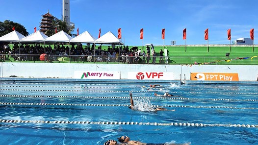 Gần 300 VĐV tham gia giải bơi “Đường đua xanh” ở Gia Lai