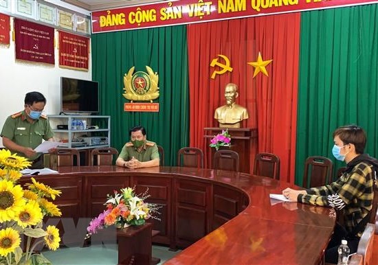 Xử phạt nhiều đối tượng đăng tin sai sự thật về Covid-19 trên Facebook - Anh 1