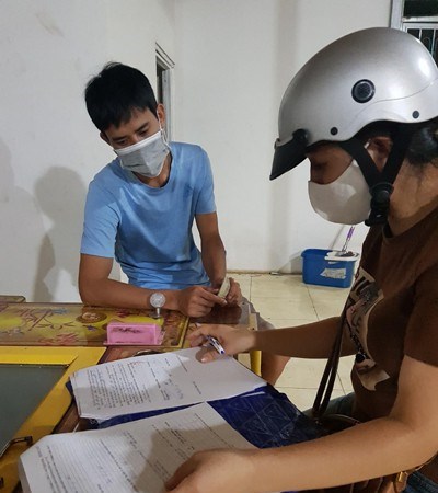 Nhiều người bị phạt vì không đeo khẩu trang nơi công cộng - Anh 1