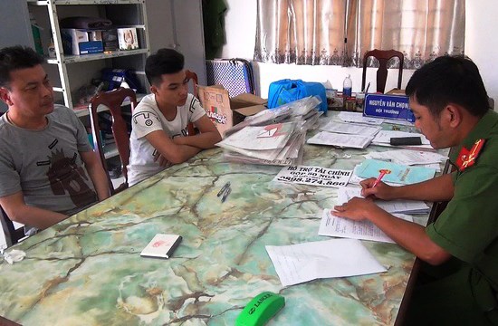 Kiên Giang: Cho vay nặng lãi 'núp bóng' đại lý vé máy bay - Anh 1