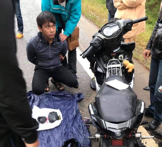 Bắt hai đối tượng vận chuyển ma túy mang theo súng - Anh 1
