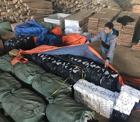 Công an Đắk Lắk khởi tố đối tượng buôn lậu trên 6.000 gói thuốc lá - Anh 1