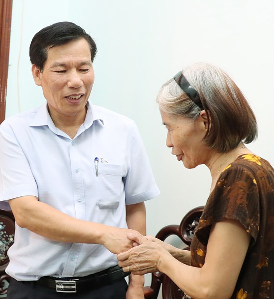 Bộ trưởng Nguyễn Ngọc Thiện gặp mặt con liệt sĩ và thăm gia đình liệt sĩ có thân nhân công tác tại Bộ VHTTDL - Anh 6